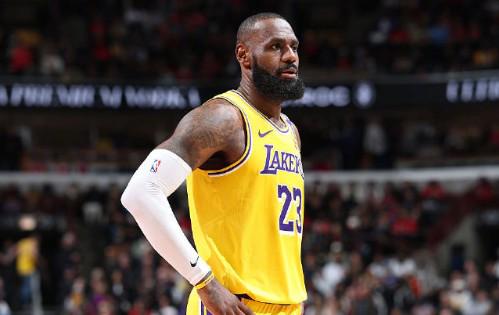 致命！詹姆斯最后时刻发球失误，吉迪抢断+怀特命中反超三分