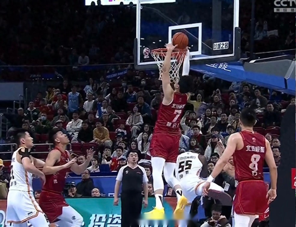 曼巴风骨！曾凡博手指肿到变形坚持出战，两战投篮28中7大受影响