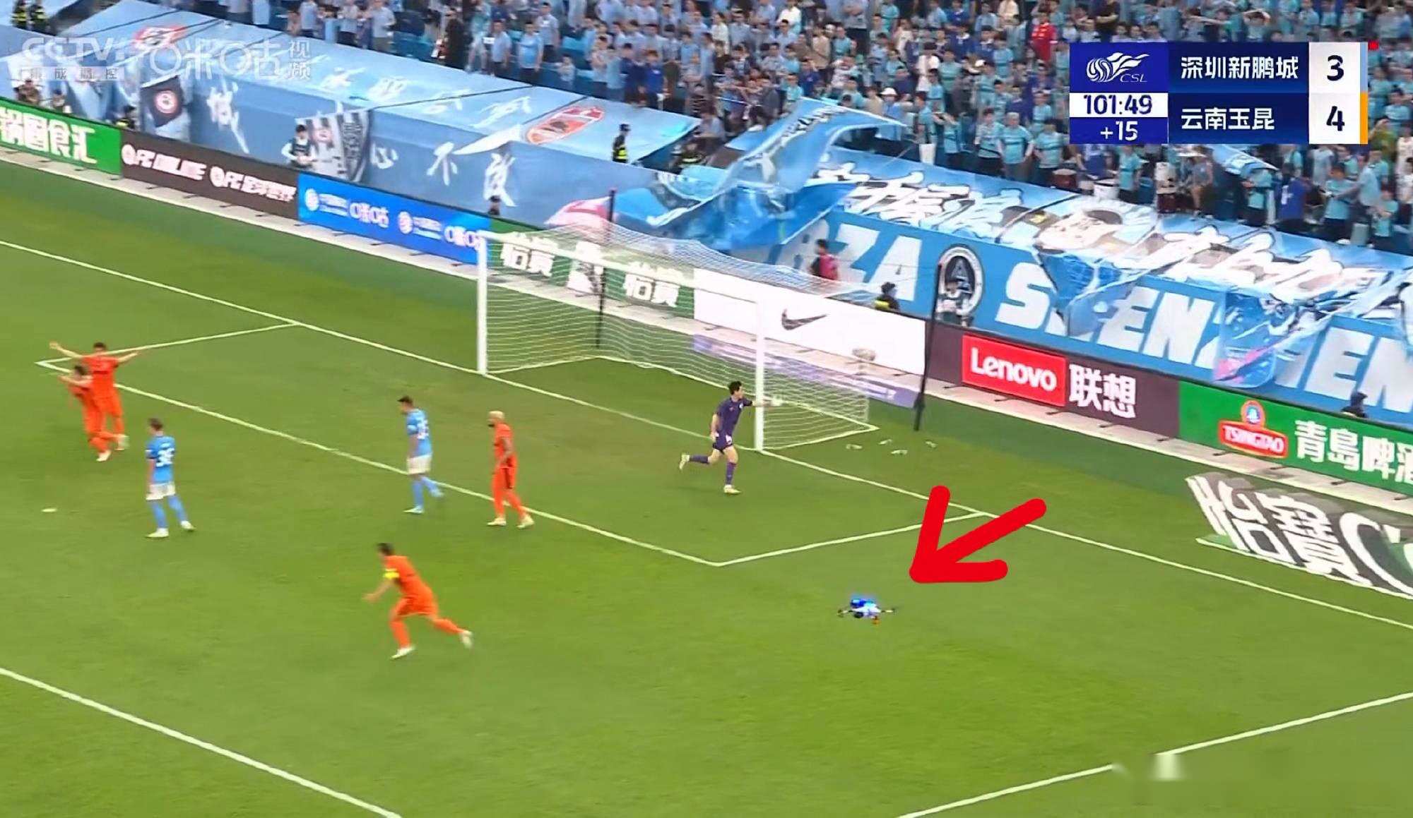 新鹏城主场vs云南比赛中出现无人机，按规定应中断比赛